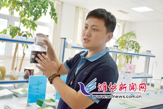王晓凯正在介绍“旱地宝”的优势